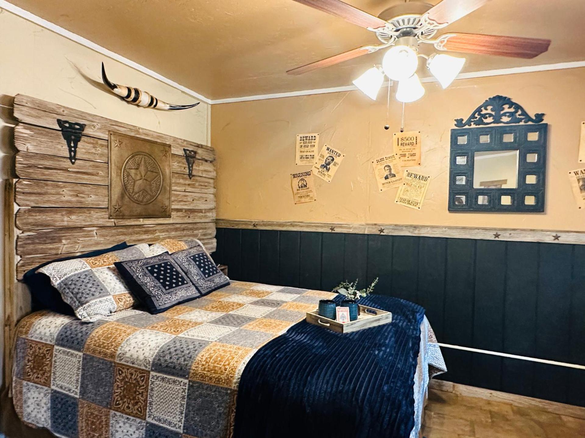 Acorn Hideaways Canton Rustic Old West Frontier Suite Eksteriør billede